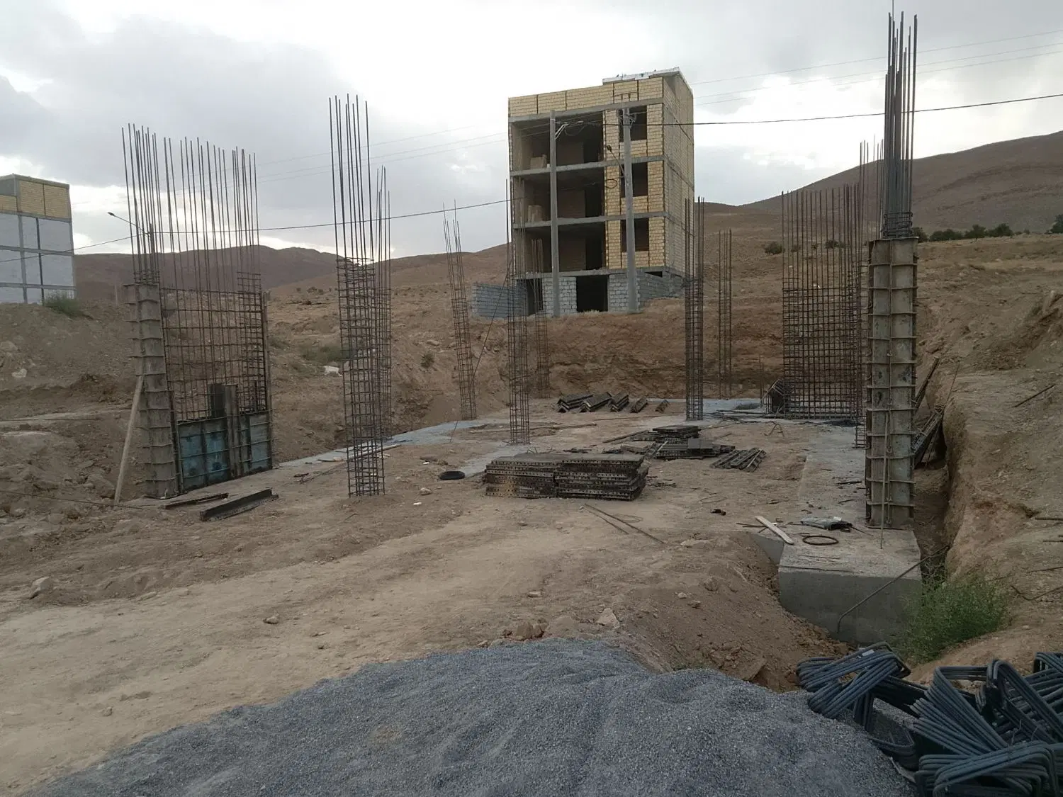 ملک نیمه ساخت