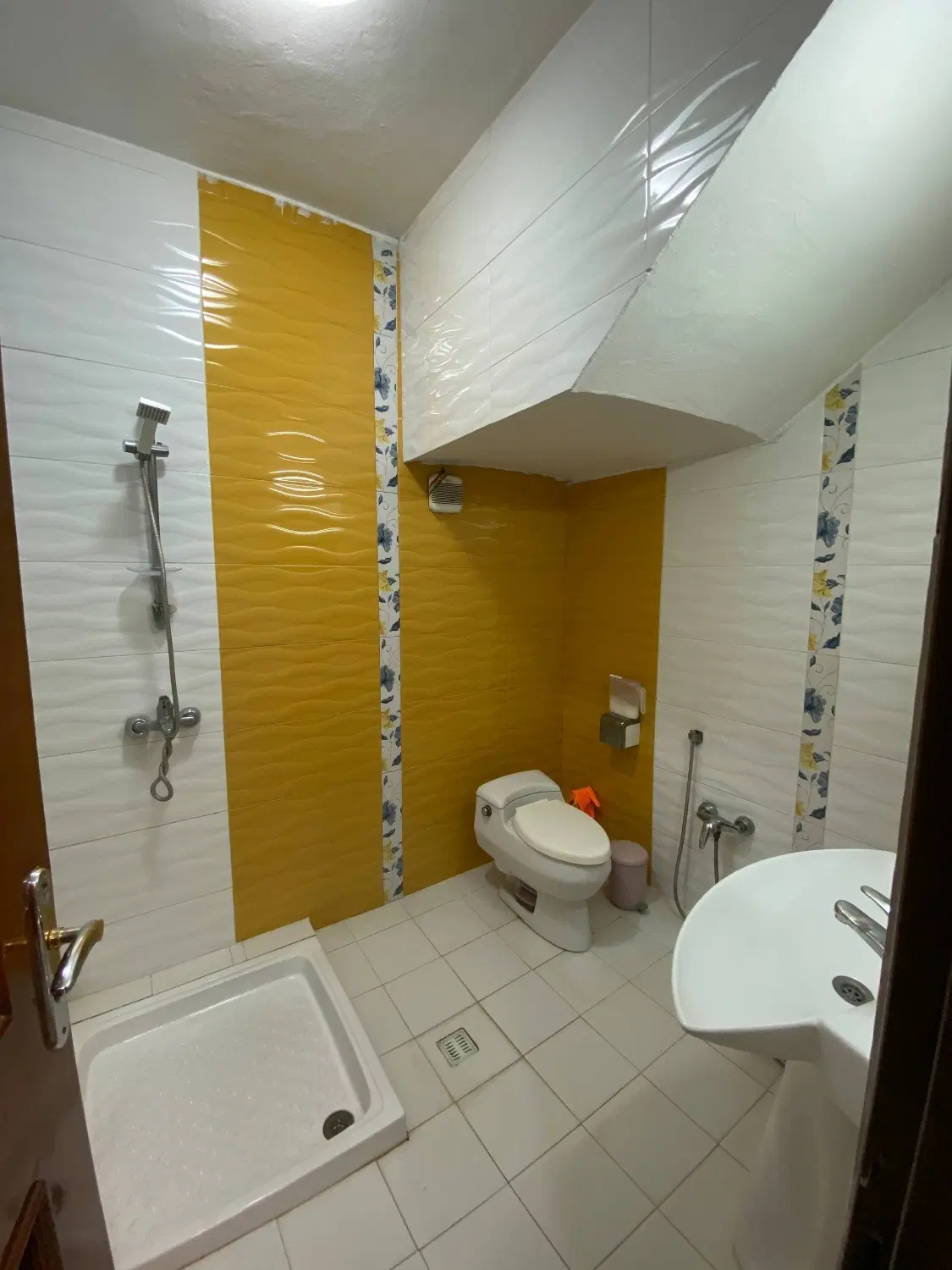 آپارتمان همکف با حیاط اختصاصی