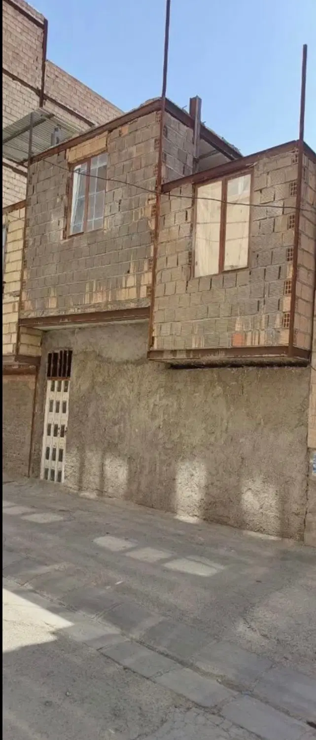 ساختمان نیمه کار دوتا سقف زده شده