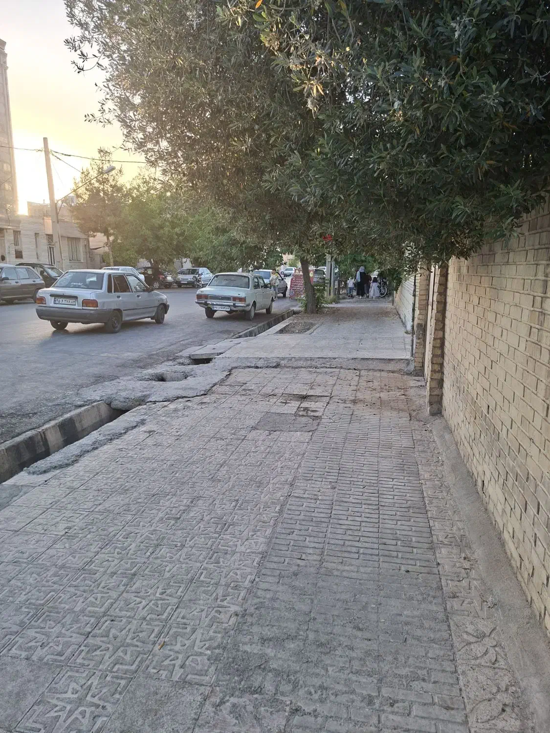 منزل کلنگی  درب حیاط بر خیابان ۲۰ متری