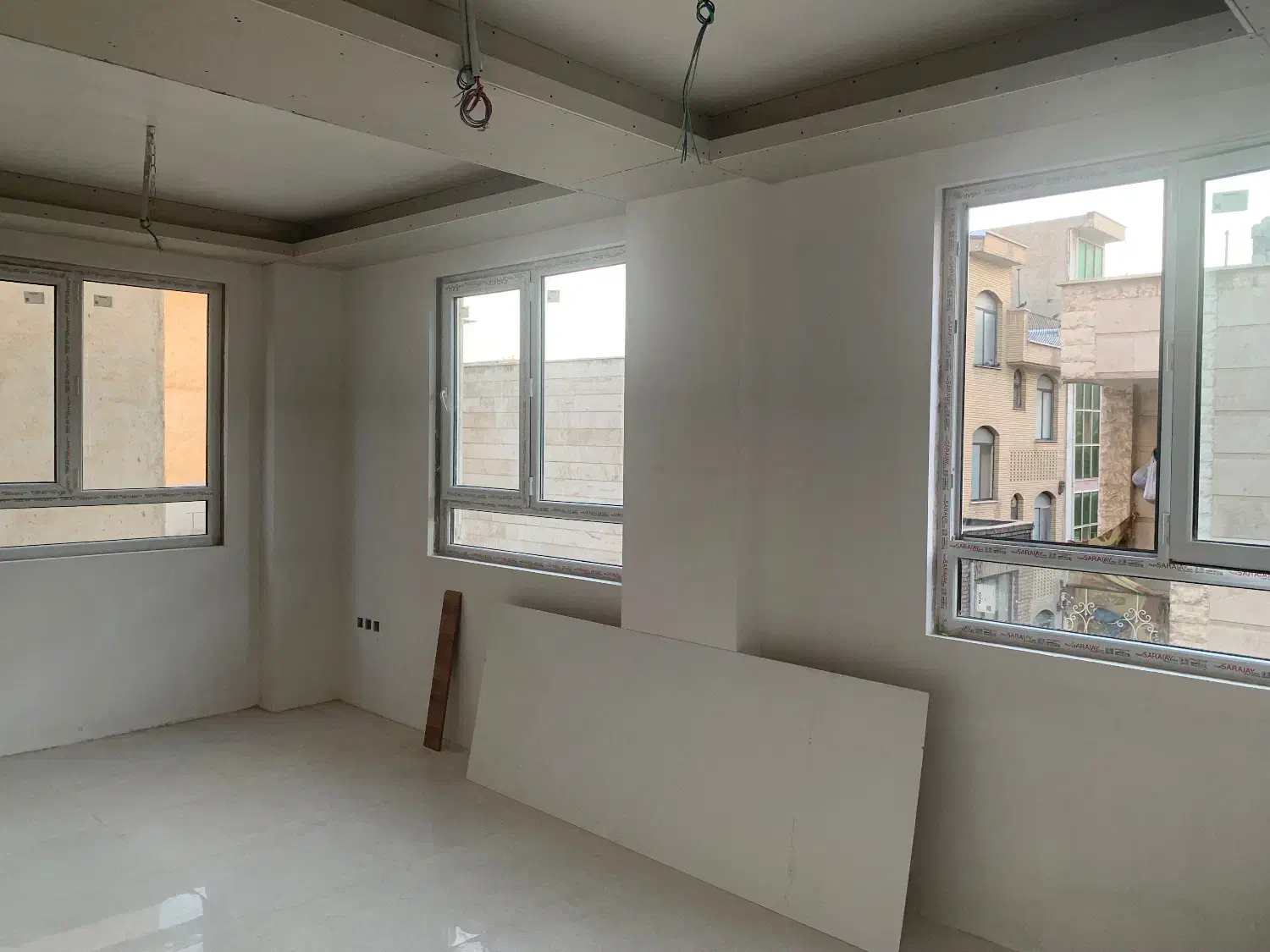 دو نبش سه طرف نورگیر با پارکینگ باکس مجزا