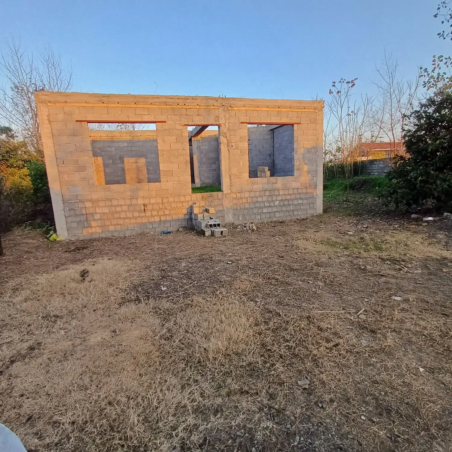 ۵۴۱متر خانه ویلایی نیمه ساخت با پروانه