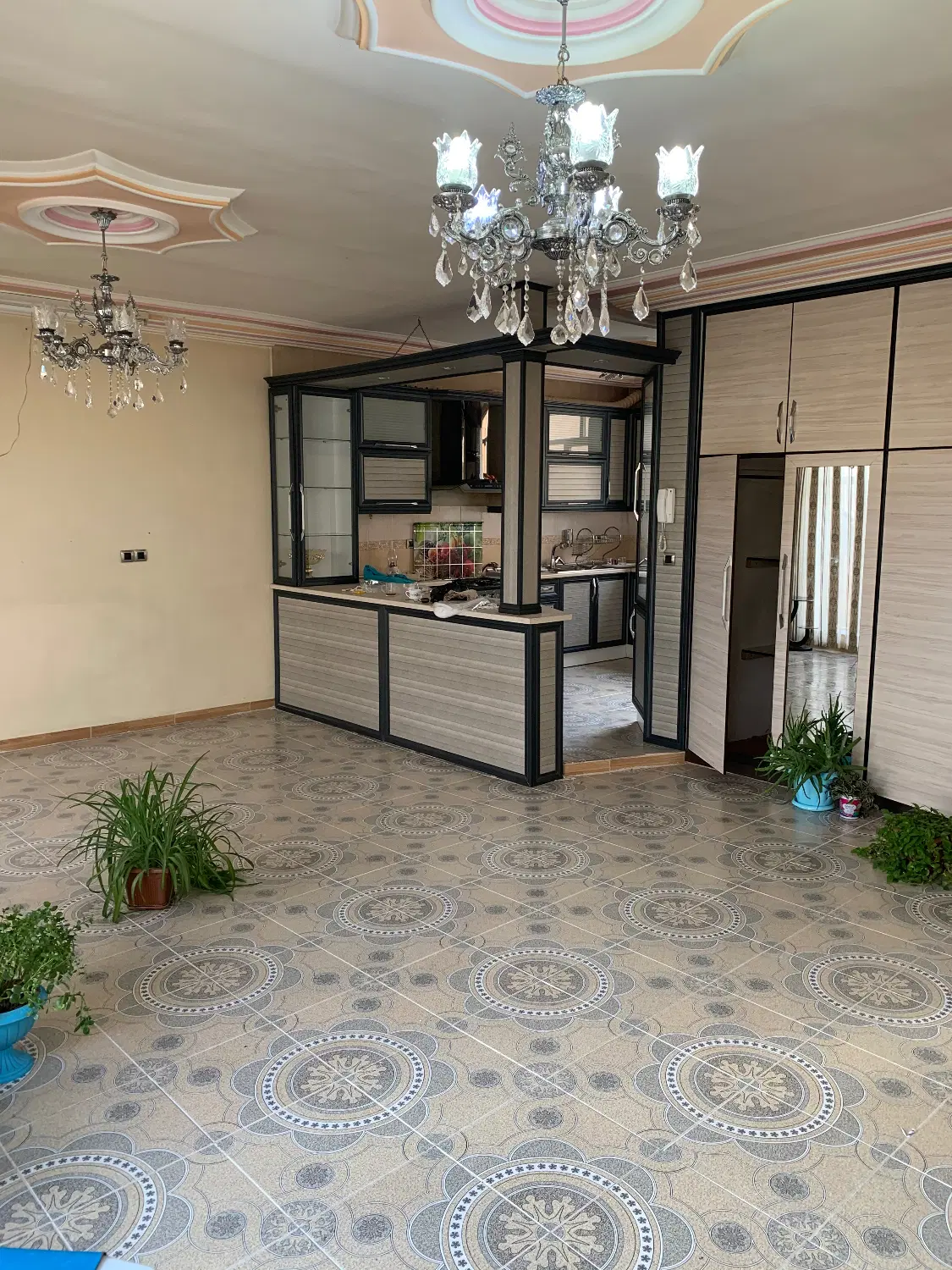 حیاط مسکونی خیابان توکلی