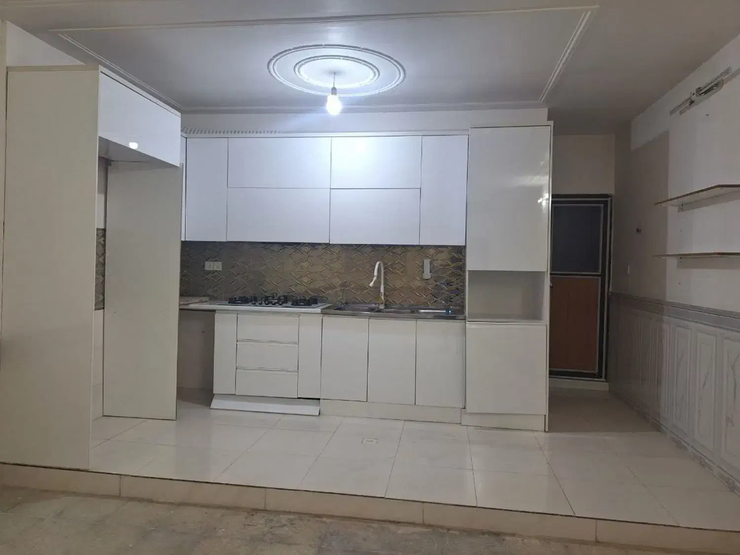 ویلایی بسیار شیک وتمیز .کابینت هایگلاس