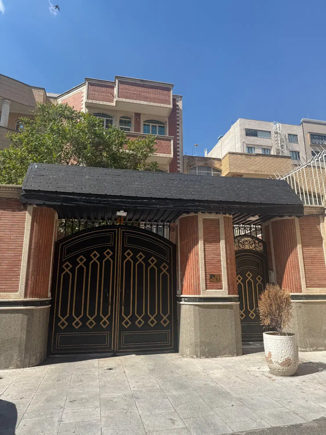 اجازه ی حیاط مسکونی دربست