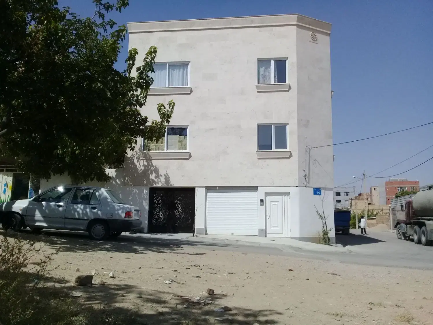 ۲تاواحدطبقه بالامخصوص خانم واحدپایین فرق نمیکنه