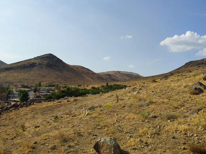زمین پایین کوه