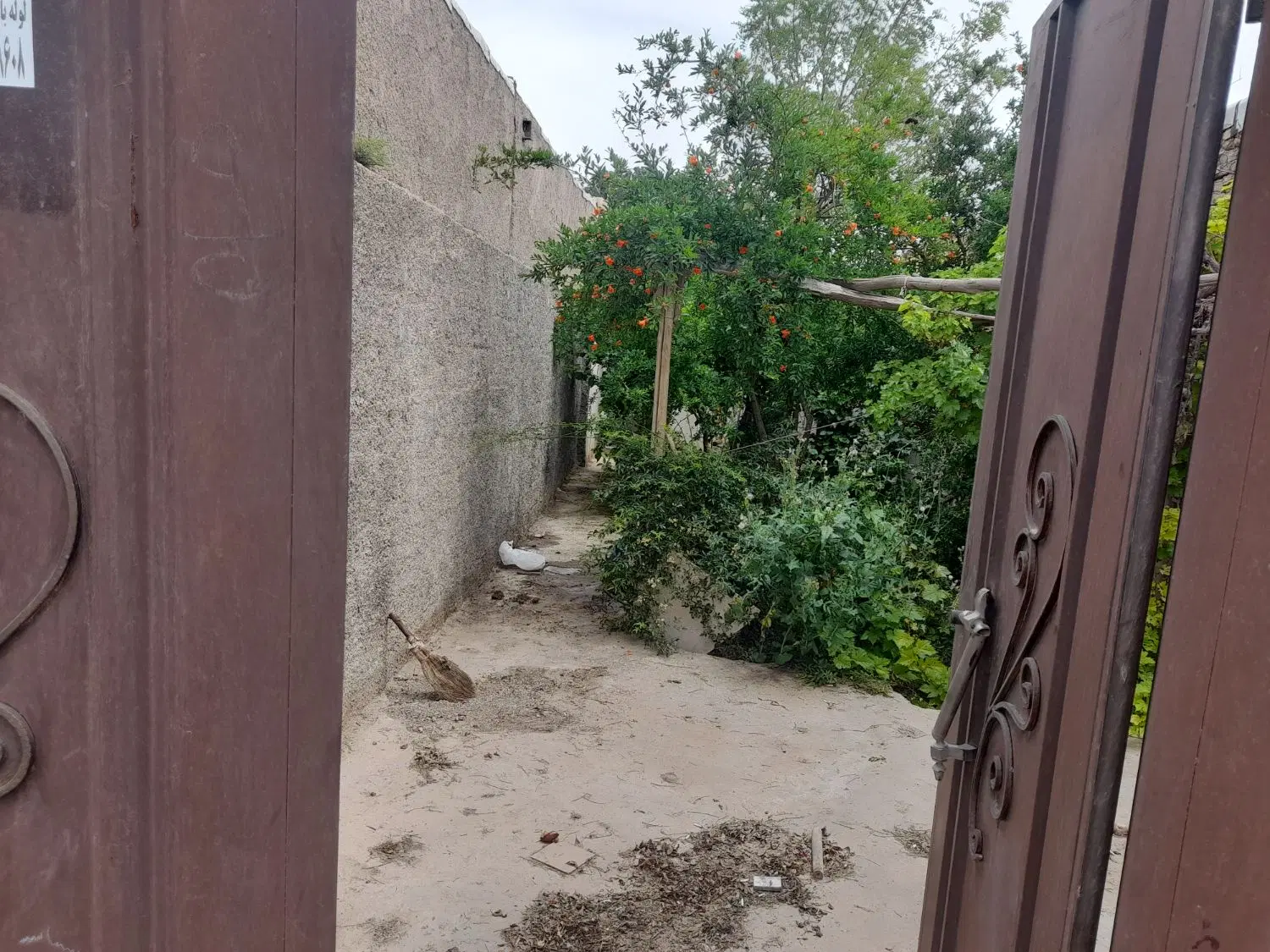 خانه(یا باغچه ی نقلی )۸۰متری با سوعیت ۲۰ متری
