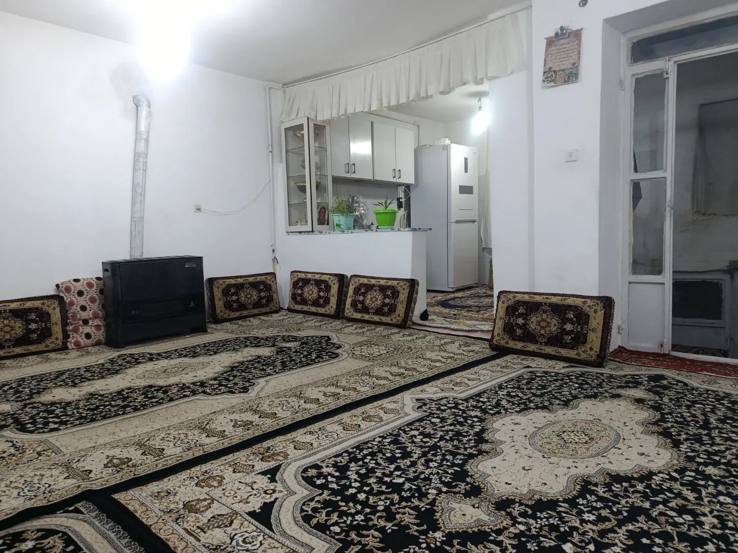 خانه ی دربست روی اتوبان دکتر حسینی