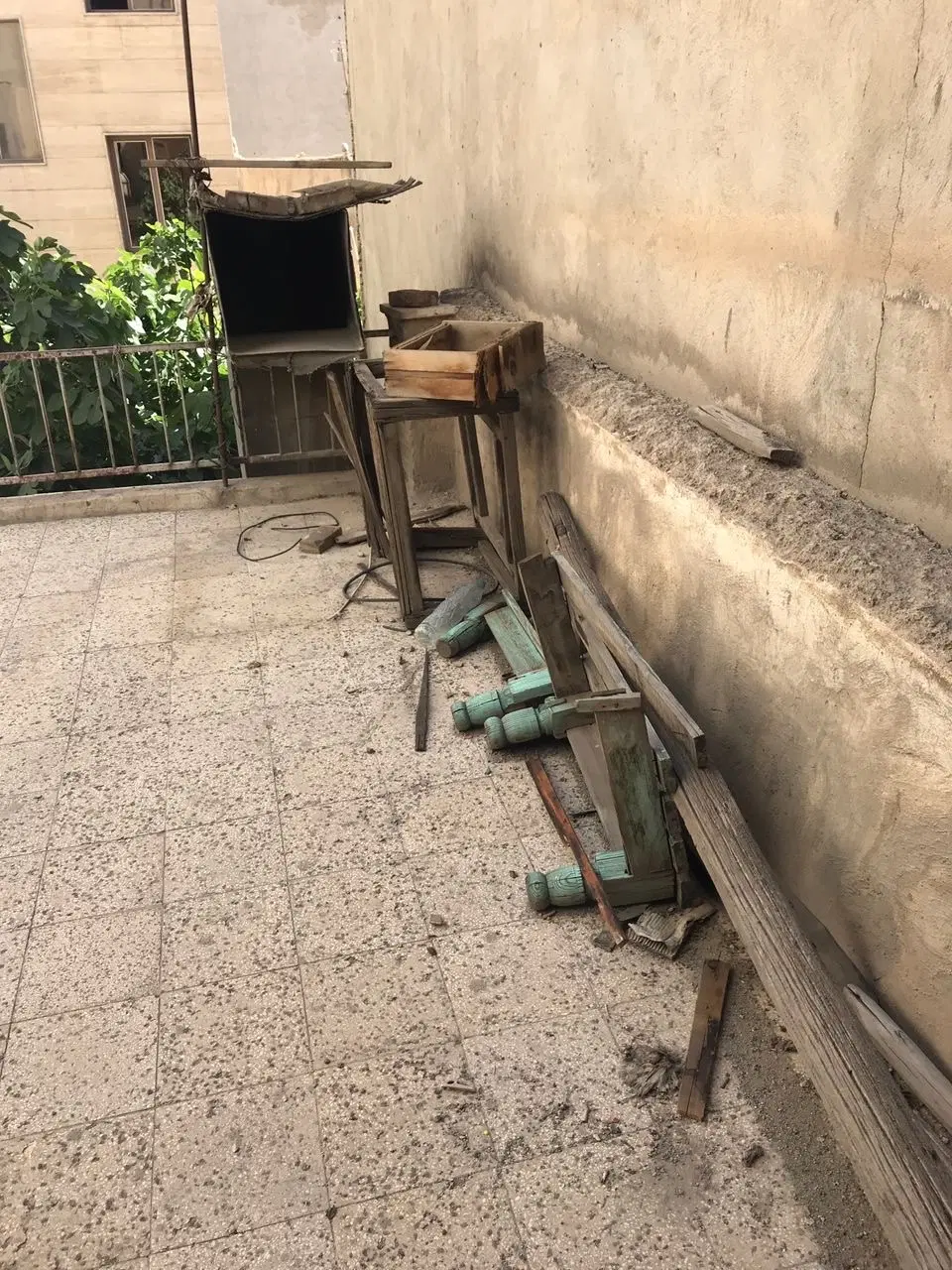 حیاط کلنگی دوطبقه ونیم مجهز به سرویس جداگانه