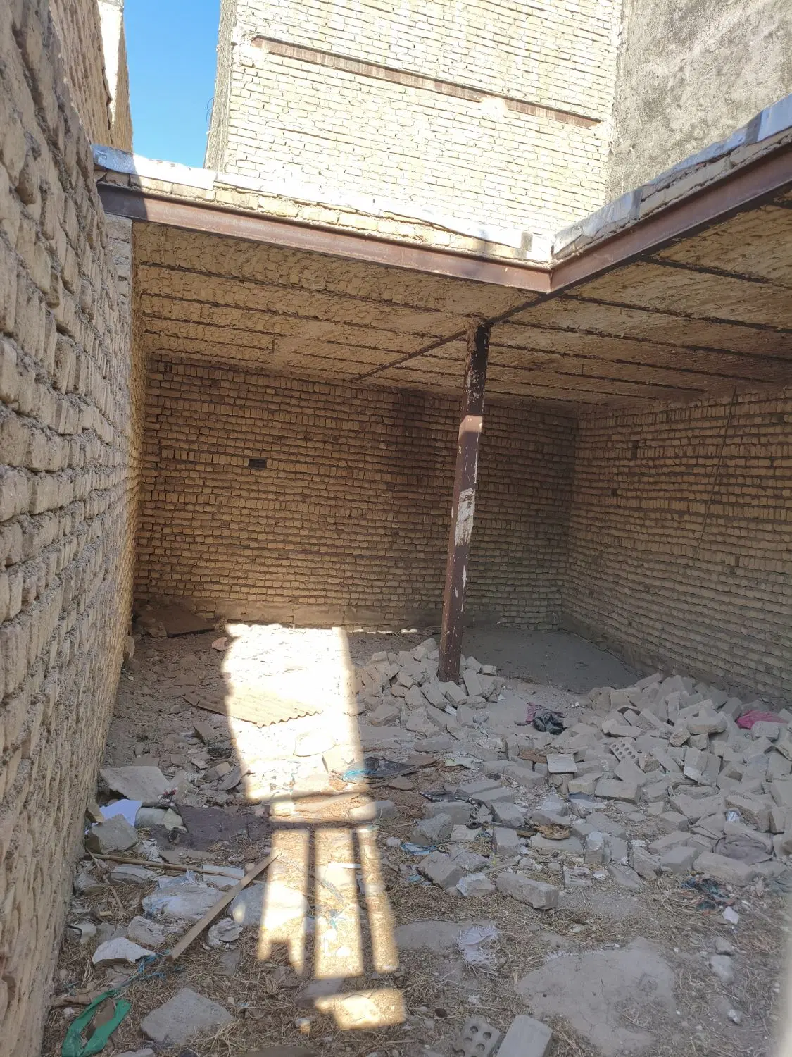 چهاردیواری.