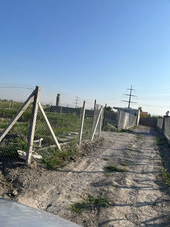 باغچه فنس کشی شده با امکانات
