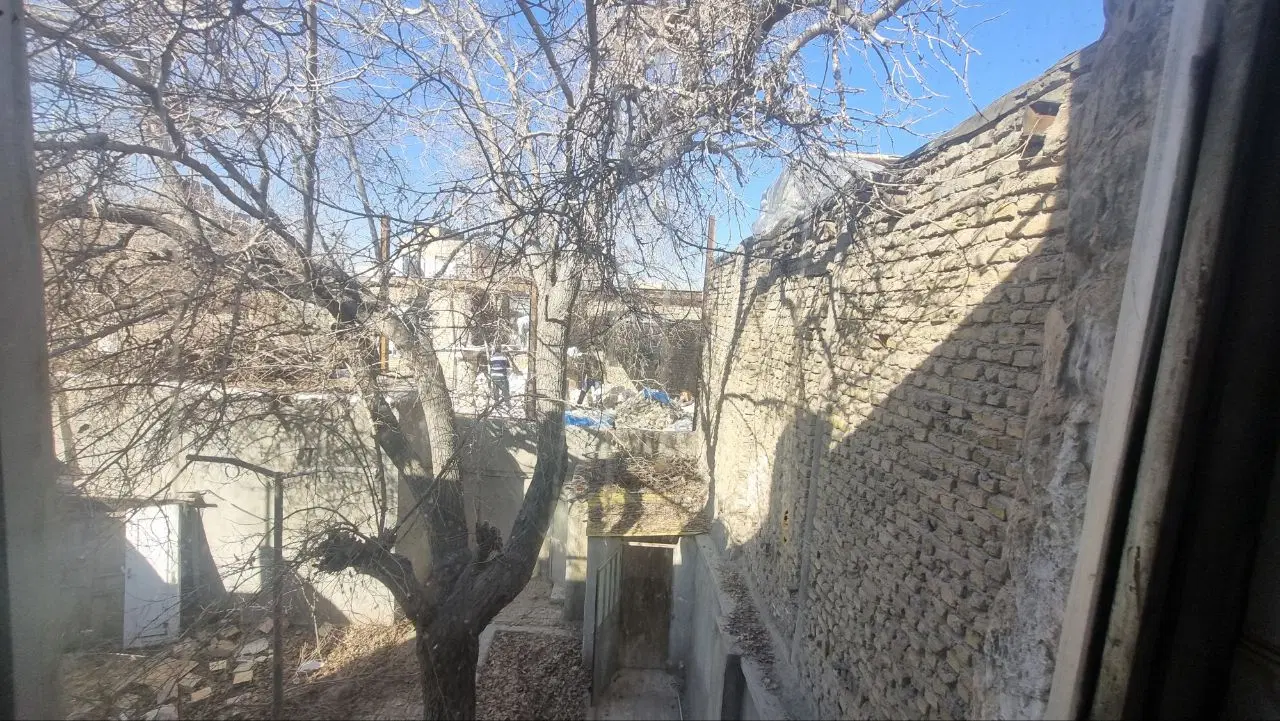 منزل ویلایی دردوطبقه ودومغازه تجاری فروشی