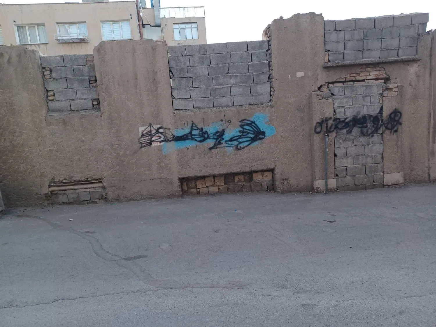 خانه کلنگی دورتادور دیوار