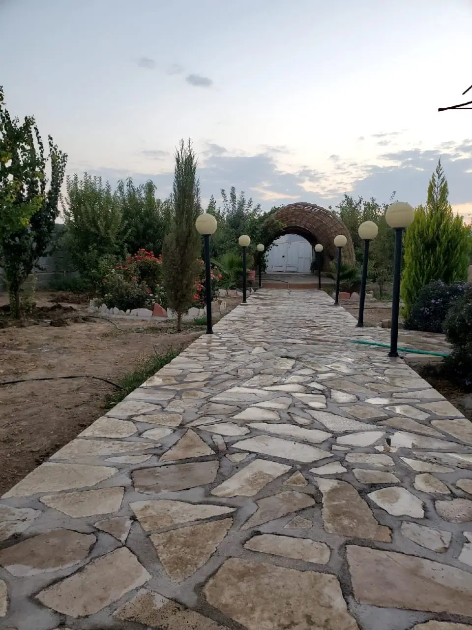 باغ شهری ۱۰۰۰متر.درختان ۷تا۸ساله ثمری زینتی سایه