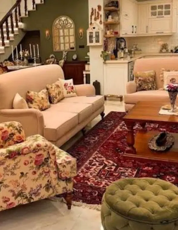 خانه بزرگ به همراه 3 تا مغازه