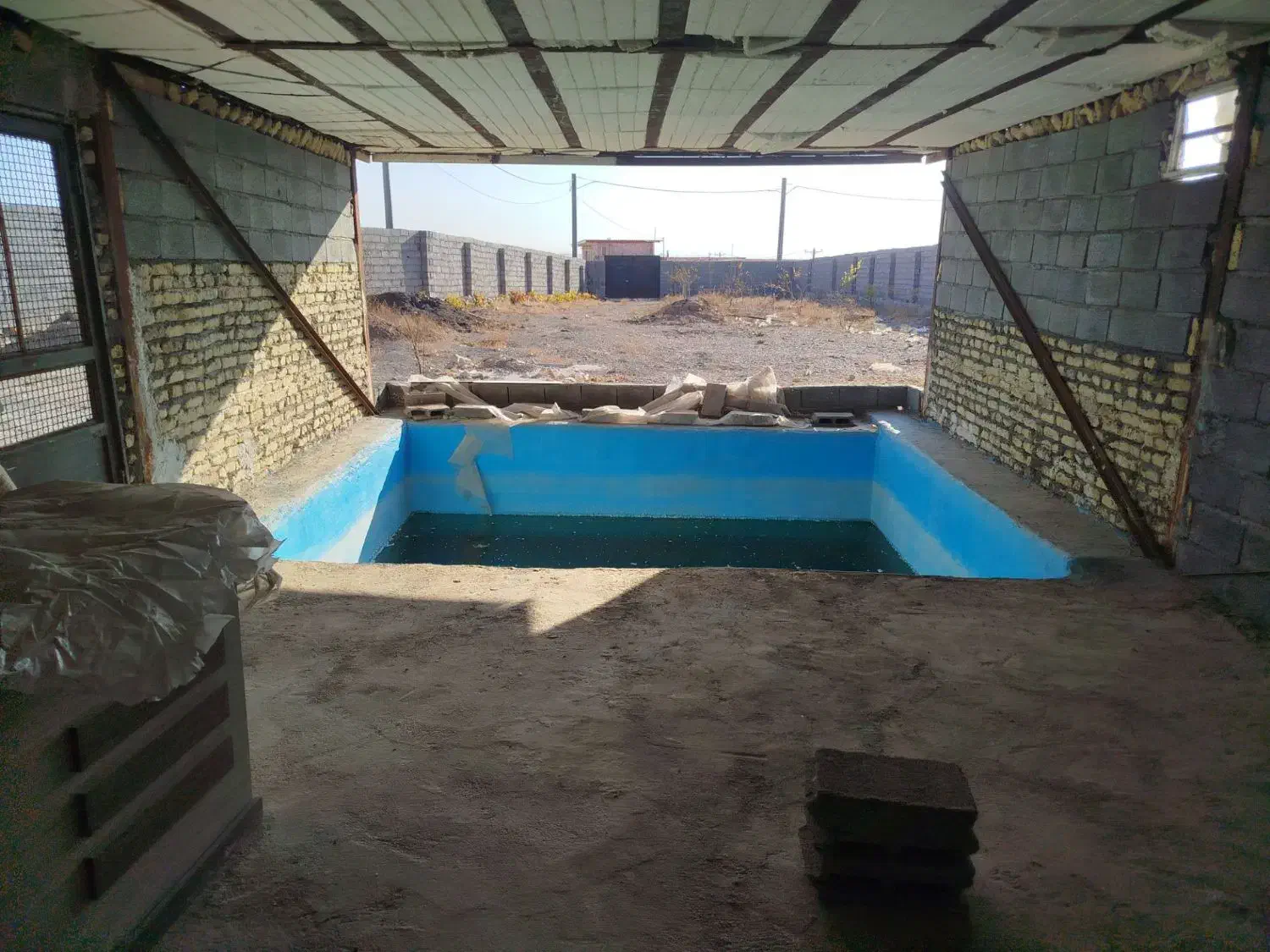 باغ زمین دور دیوار