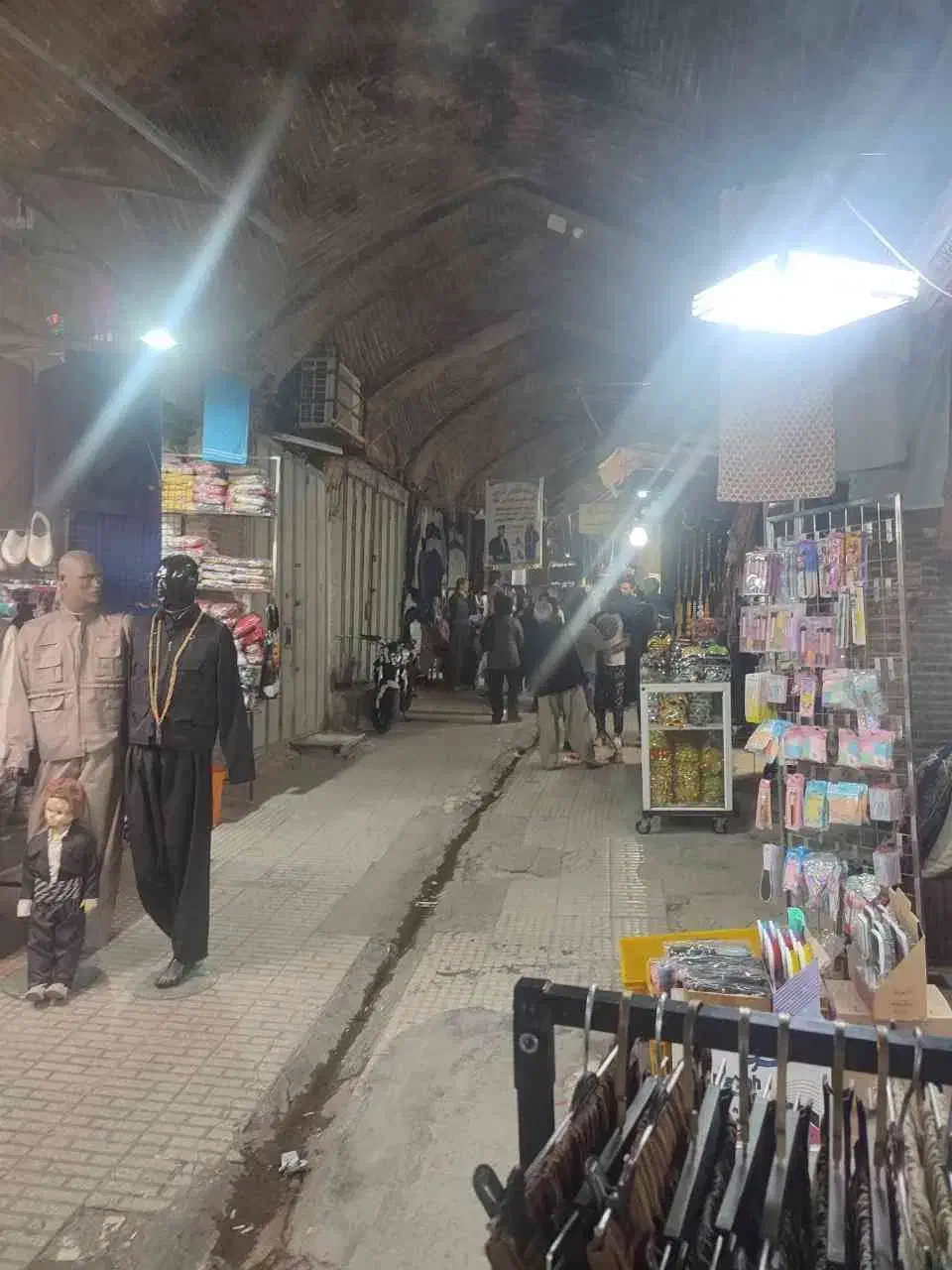 مغازه تاریکه بازار