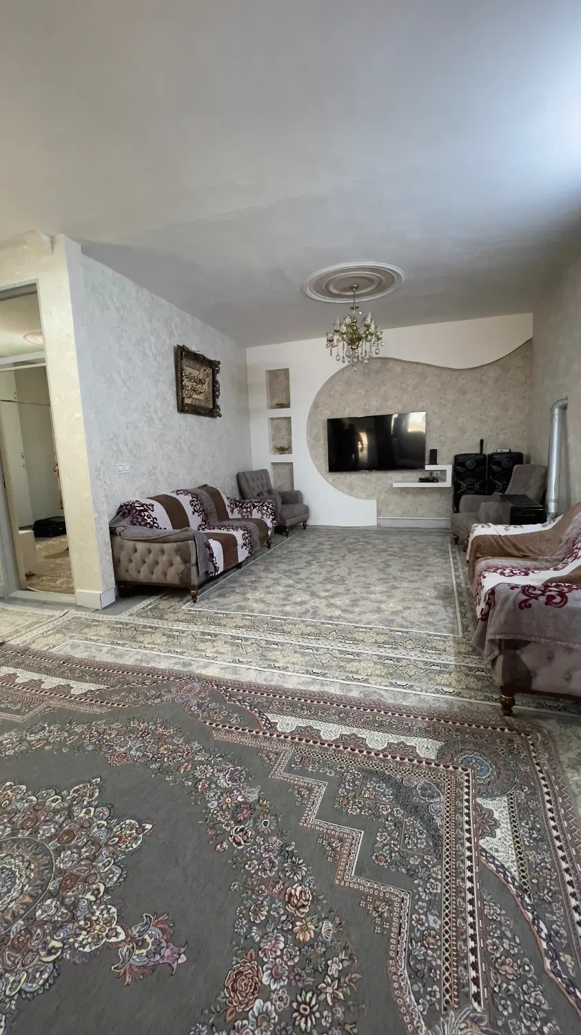خانه دوطبقه در دیزج آباد زنجان با پارکینگ و انباری