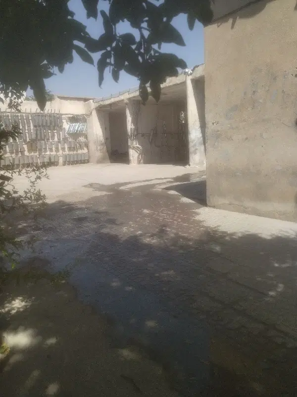 یه دهنه مغازه بر دوکوهک داخل گاراژ