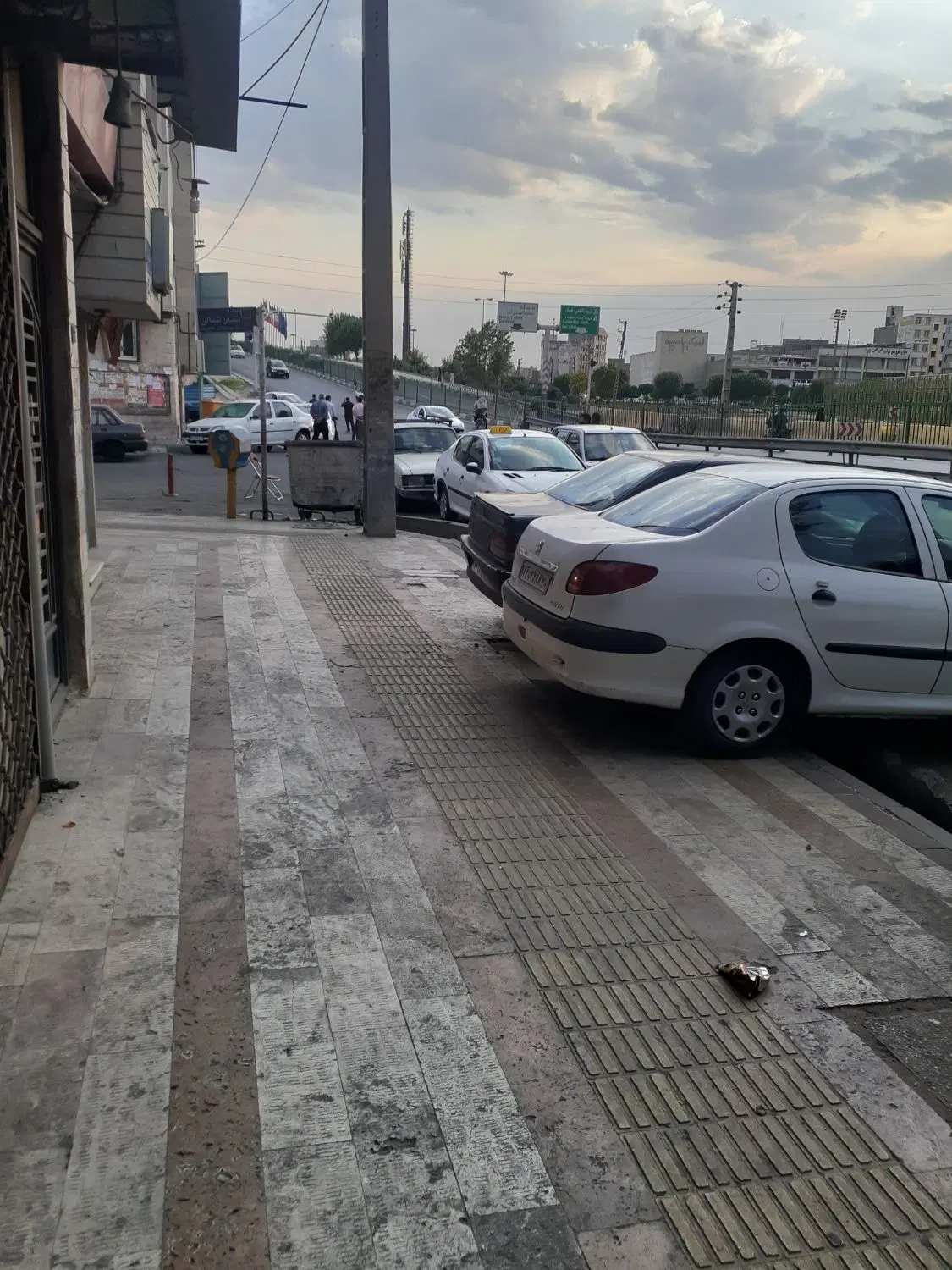 زیر زمین ۱۰۰ متری با روشنایی بر خیابان اصلی