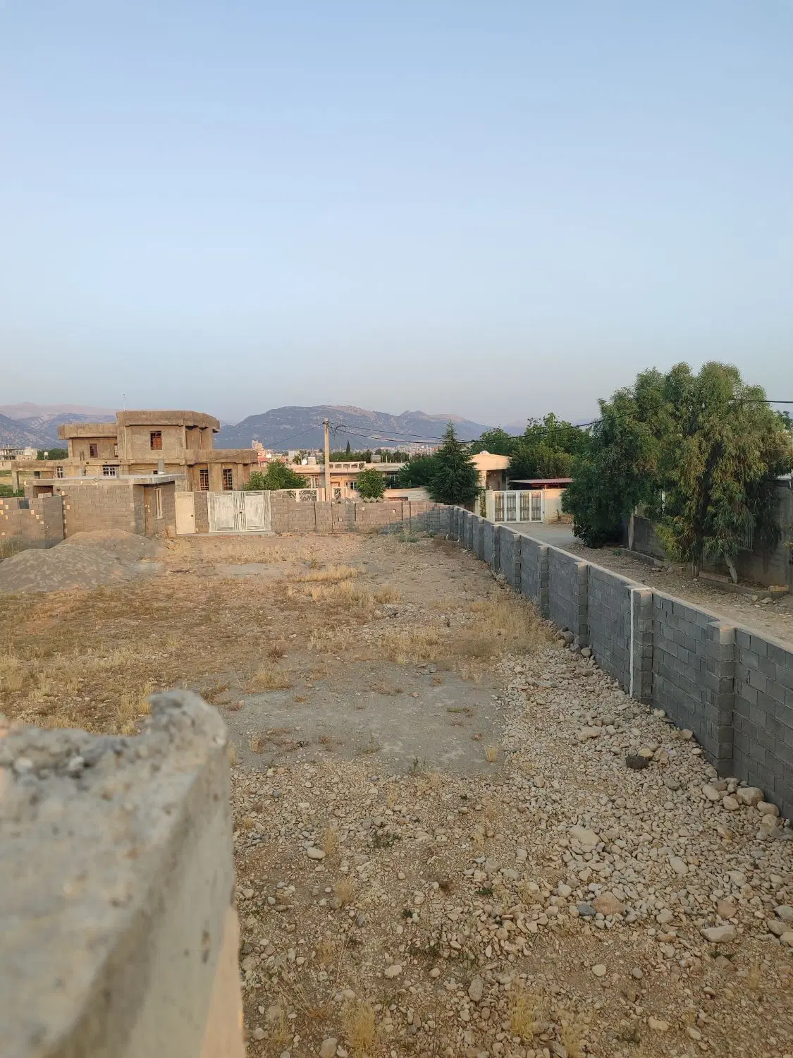 1000متر زمین محصور شده با اتاقک جهت انبار. بلکو