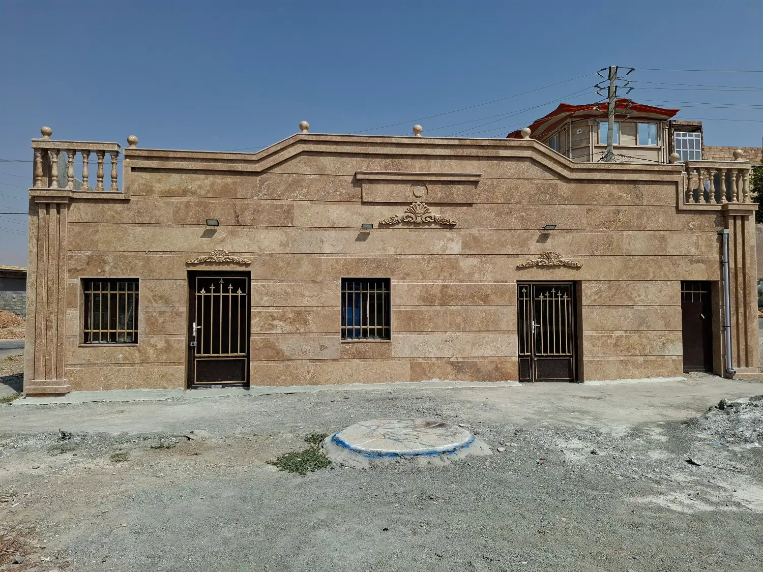یک خانه دارای سه مغازه تجاری در سه راه قزانچی