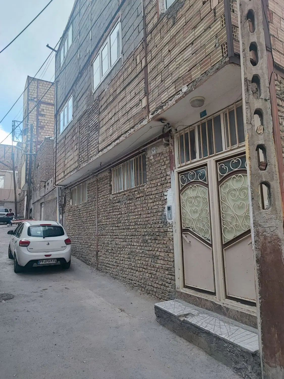 حیاط سه طبقه آپارتمانی ۵۰ متری