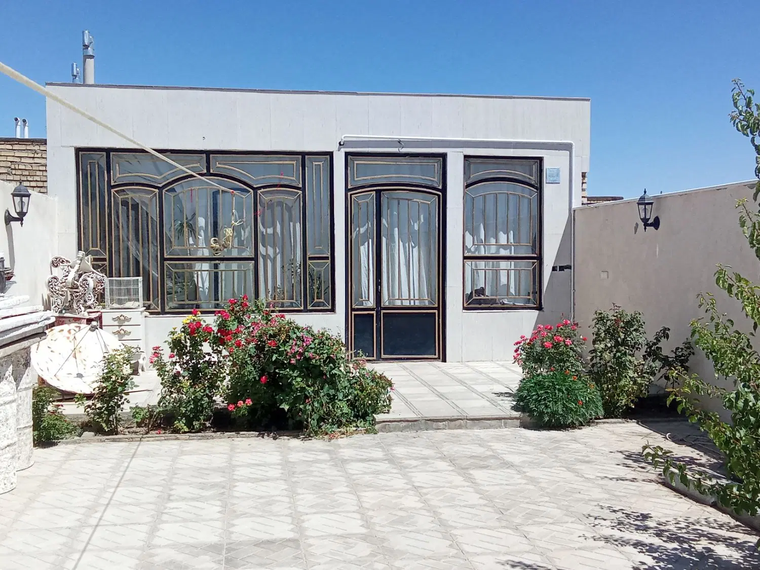یک دستگاه حیاط ویلایی