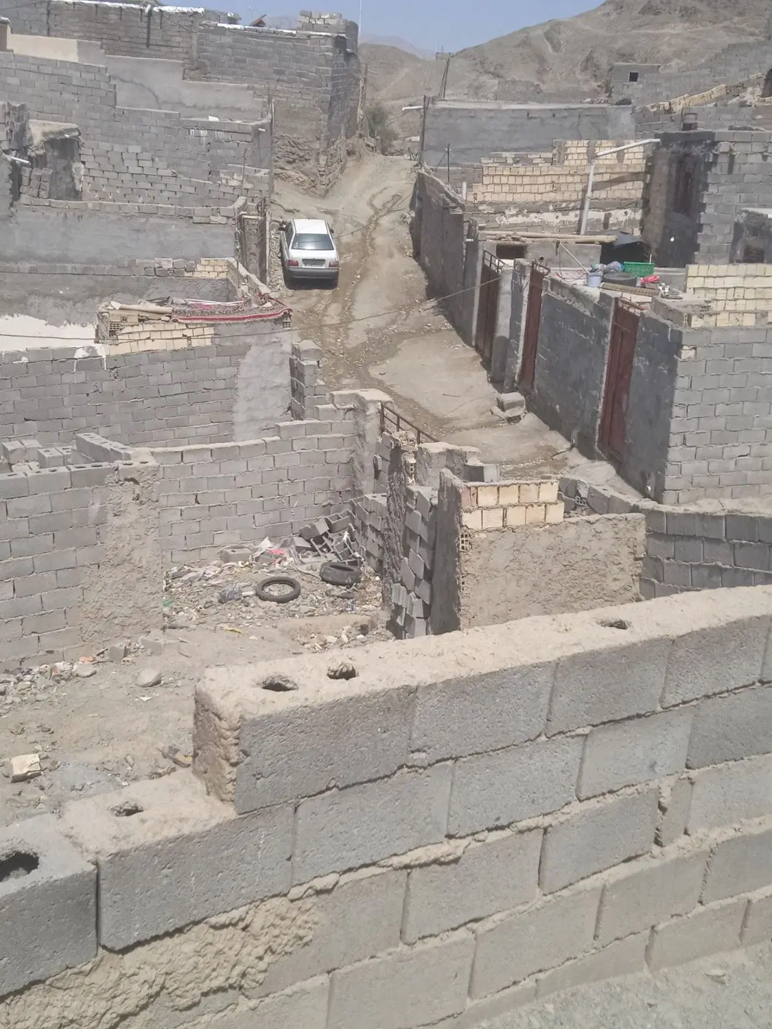 حیاط نیمه ساخت