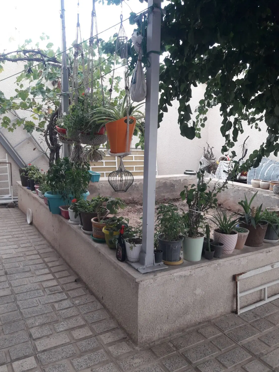 خانه ای ویلایی زیر قیمت منطقه  .  در حصار  .