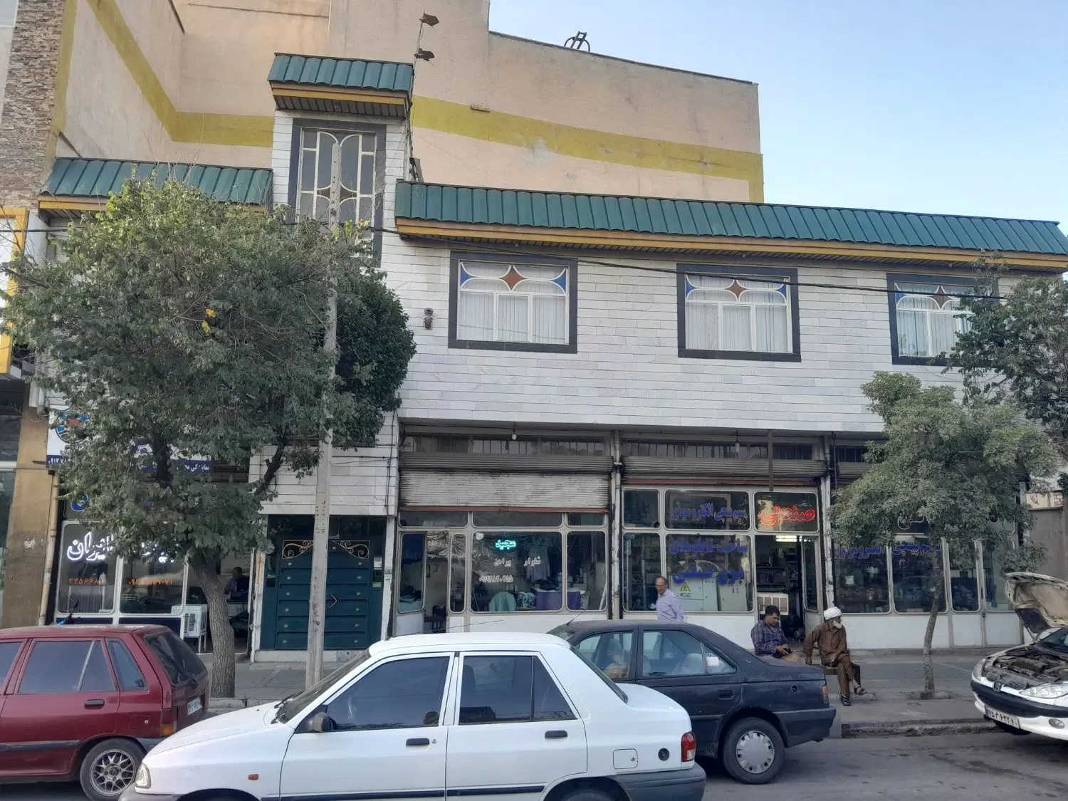 فروش خانه به همراه چند دهنه ملک تجاری