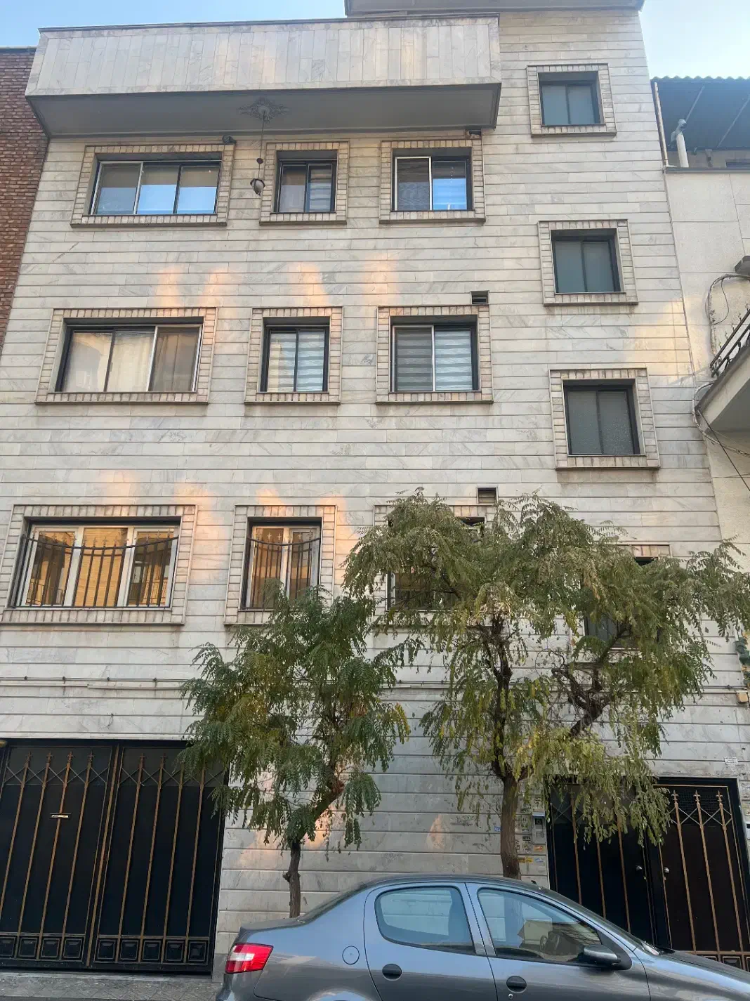 ملک بازسازی شده با چهار سند مجزا وحیاط مشجر