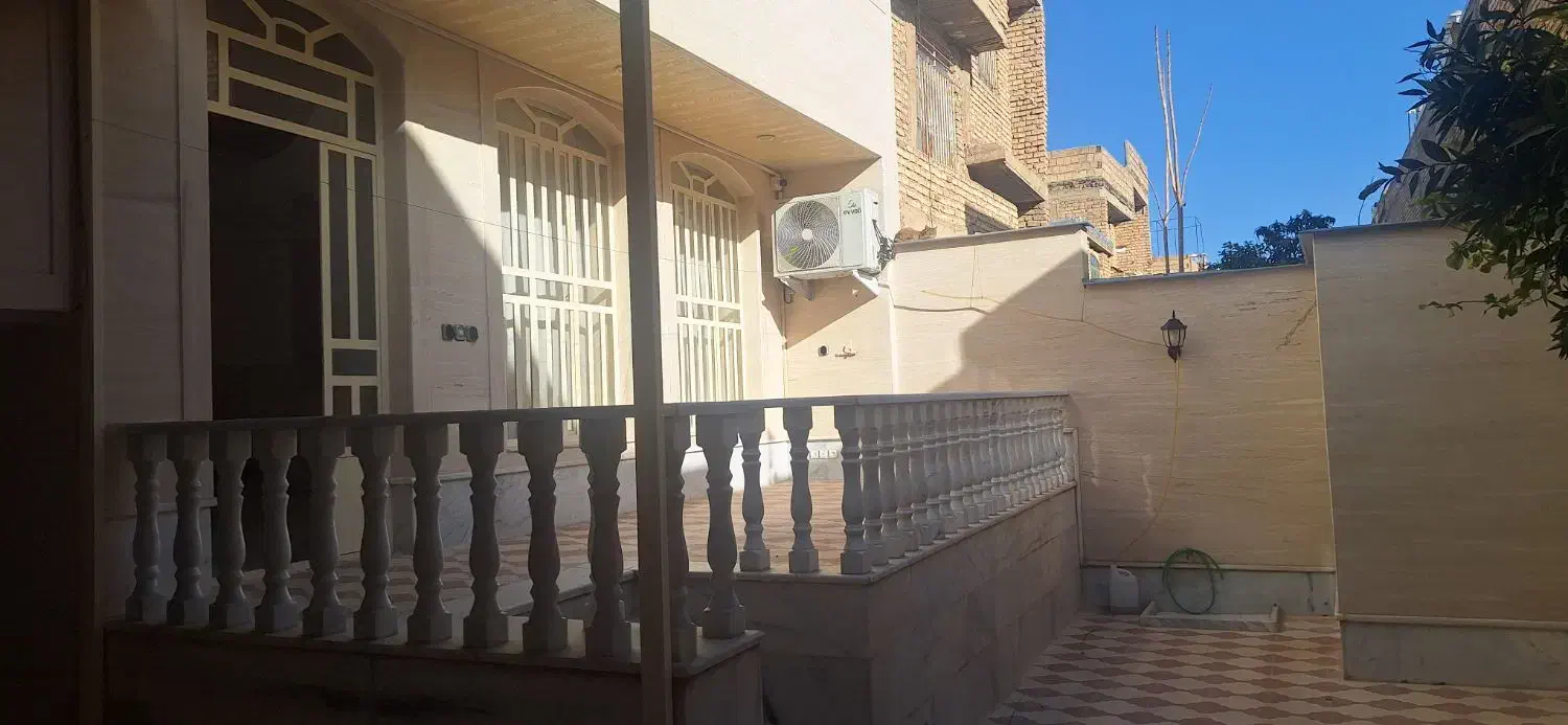 فروش منزل 2 طبقه با پیلوت سراسری درب به ساختمان