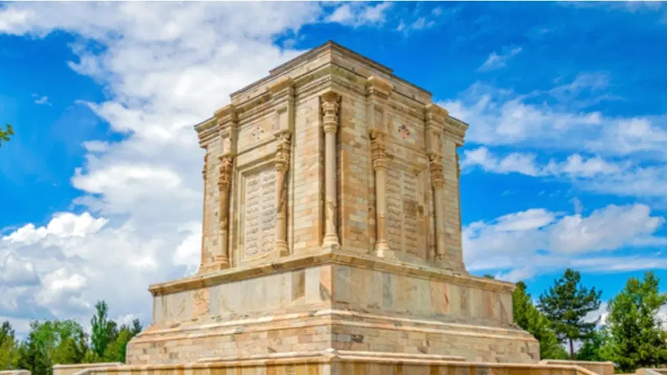 زمین دور دیوار ۲۰۰ متری
