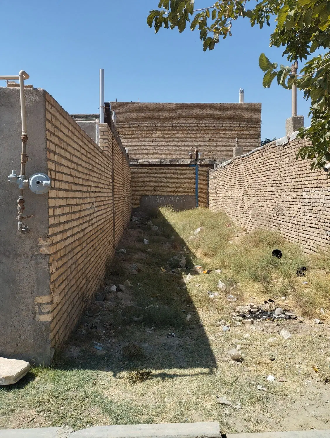 یک قطعه زمین 100 متری