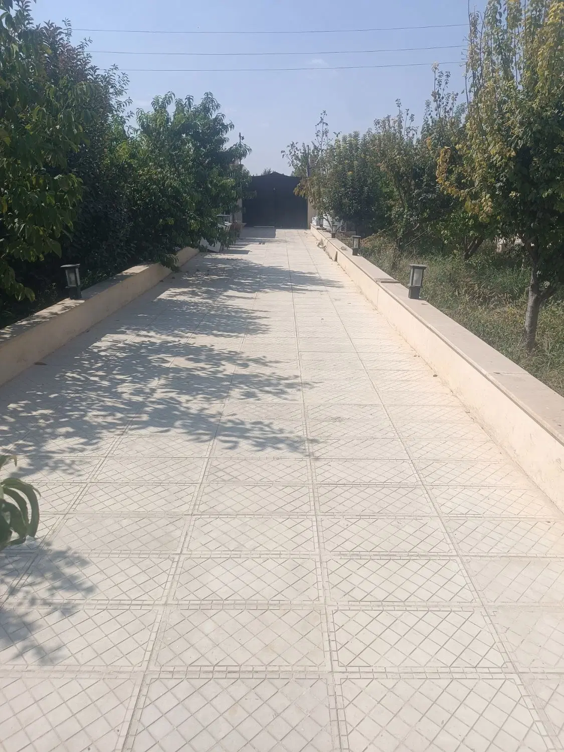 ۹۰۰ متر ویلا سرایداری و۹۰ متر بنای قدیمی نیمه کاره