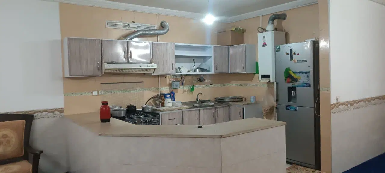 طبقه اول ۱۱۰ متر روشن و تمیز اشتراکات جدا یه خواب