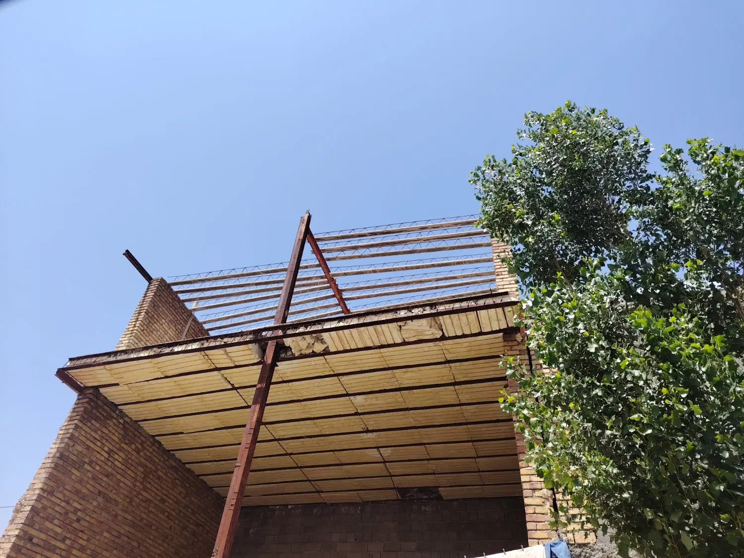 خانه ومغازه نیمه کاره موقعیت خوب برای سرمایه گذاری
