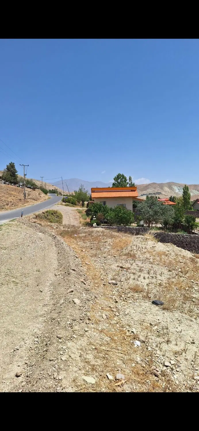 یک قطعه زمین ۳۰۰ متر