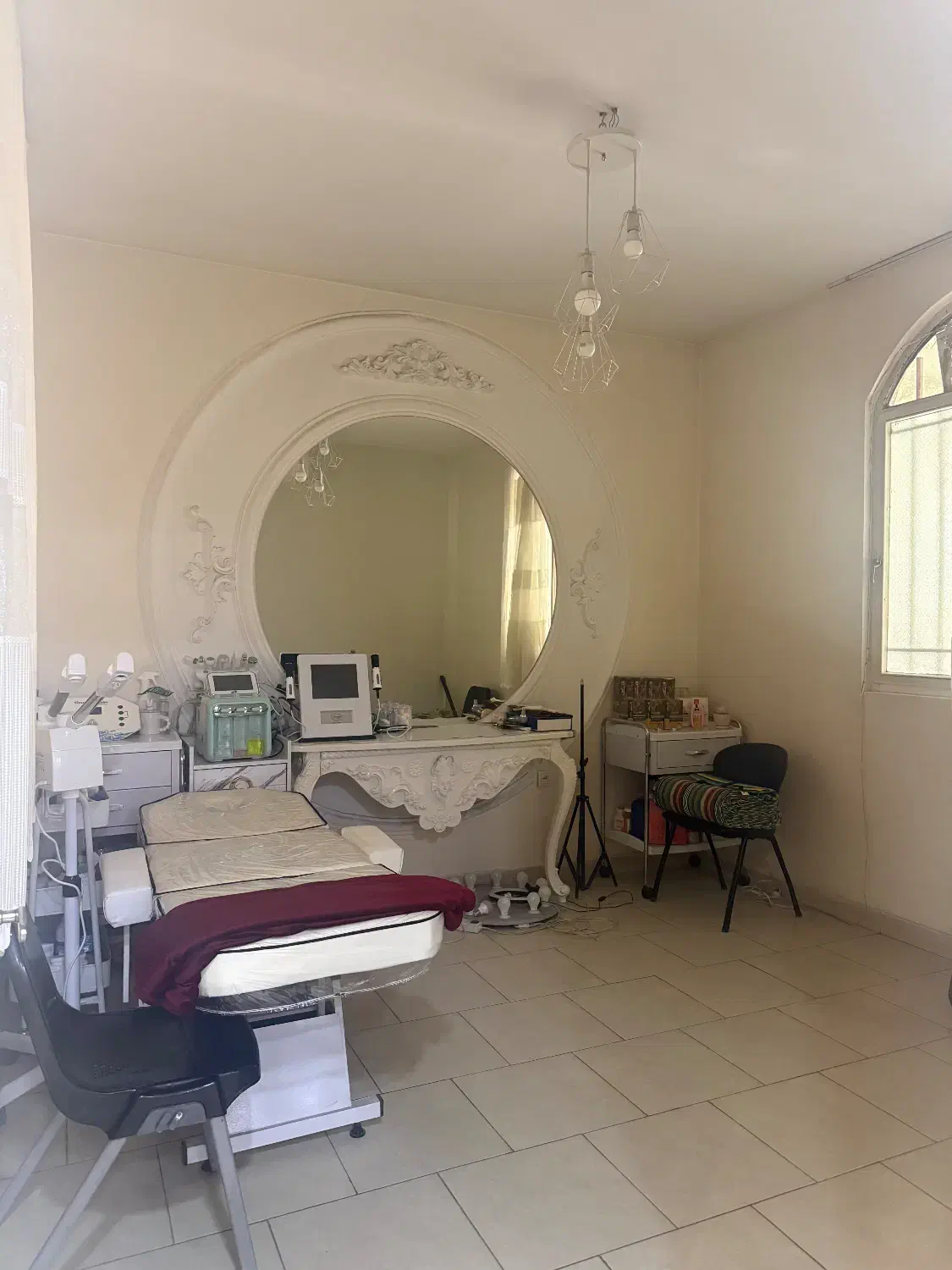 اجاره اناق ۱۲متری و‌میز ناخن