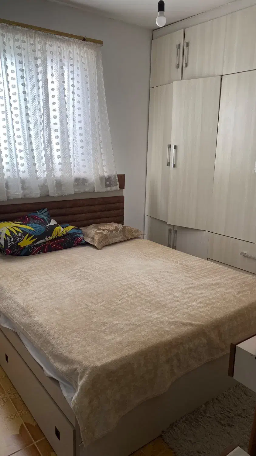 منزل مسکونی با حیاط ۲۰۰ متر دو بر میباشد