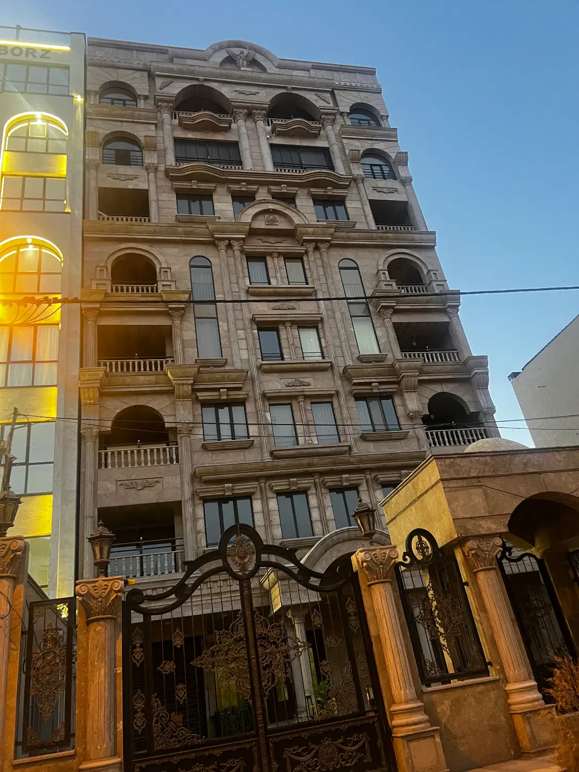آپارتمان ۱۴۰ متری بلوار هزار - ۴ طبقه‌ تک واحدی