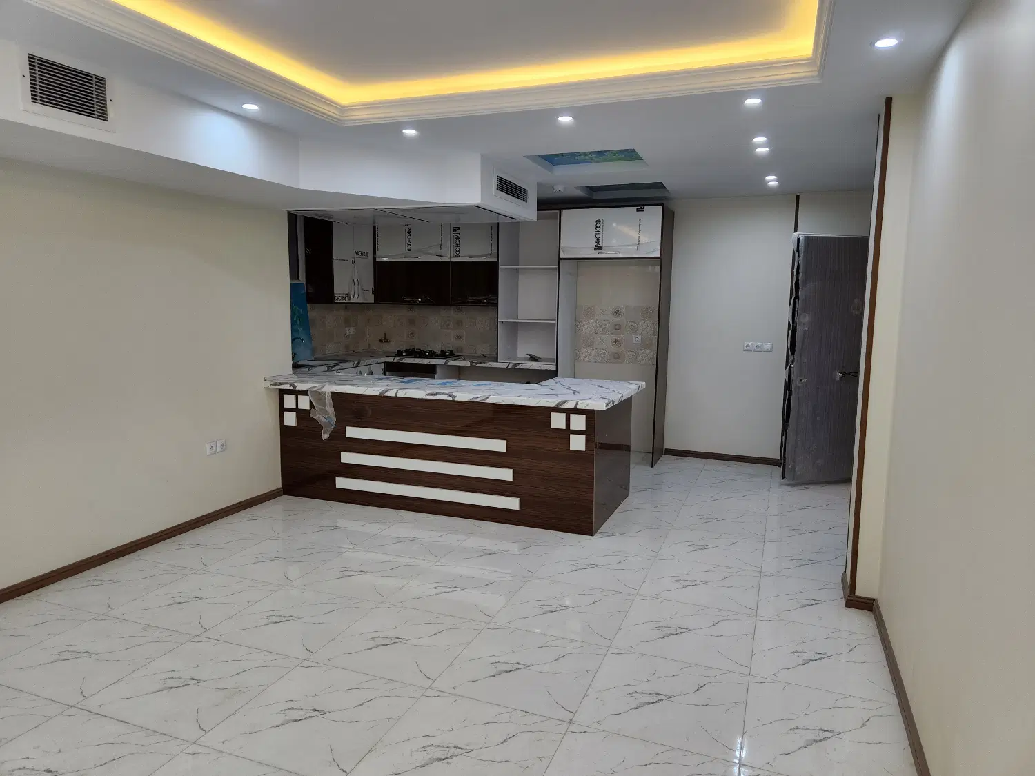 ایرانشهر 94 متر 3 ساله فول با دو پارکینگ