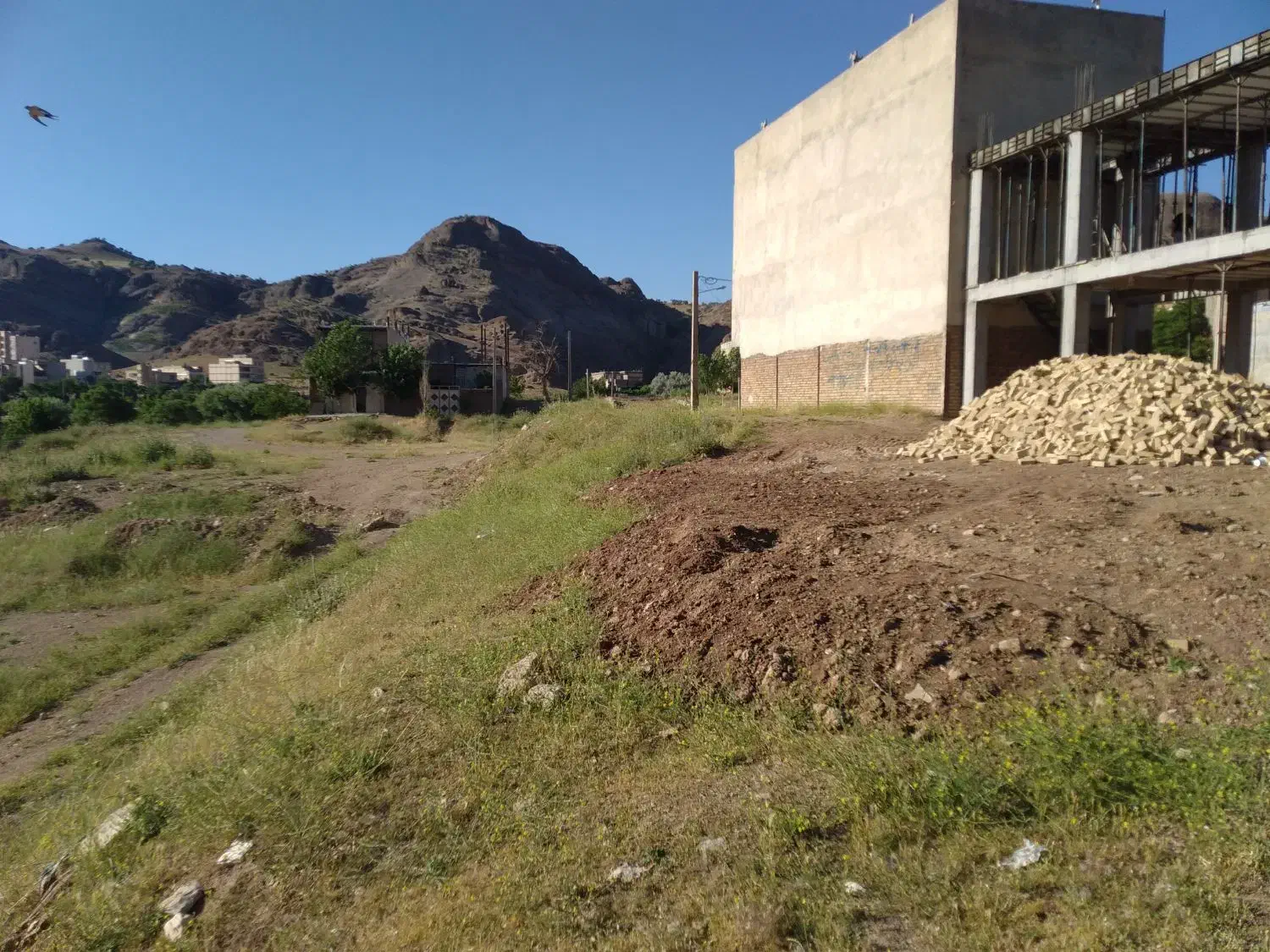 فروش یا معاوضه  زمین با ساختمان مسکونی
