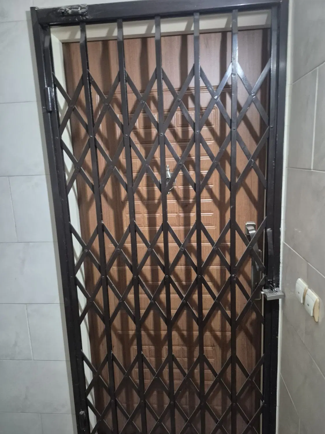 ۴۰متر آپارتمان تکواحدی طبقه سوم کلا ۳ طبقه میباشد