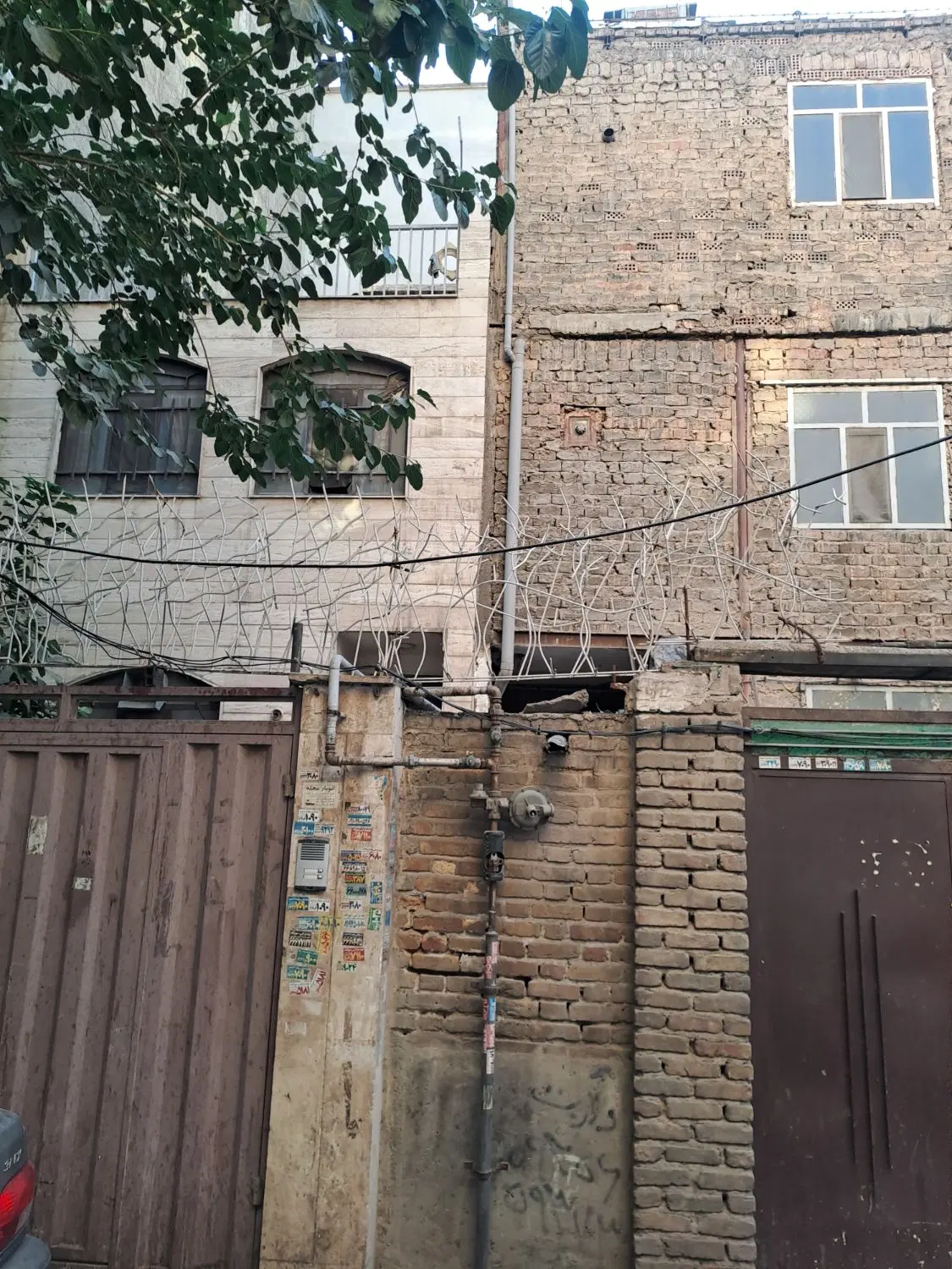 کلنگی به متراژ ۱۶۰ متر با جواز ساخت ۵ طبقه مسکونی
