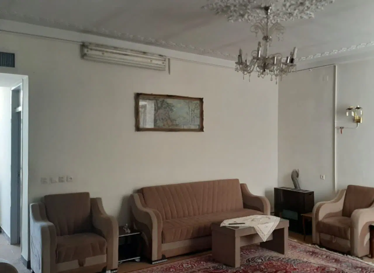 خانه ویلایی در خیابان مولوی