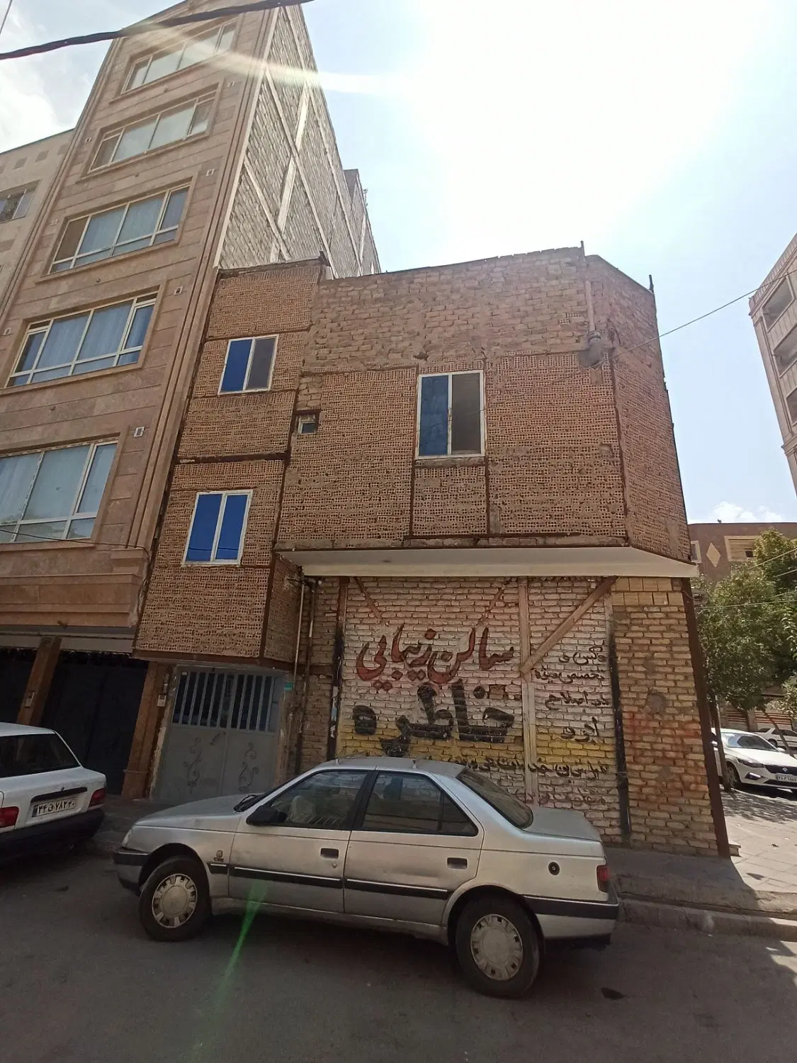 آپارتمان تک واحدی با دو باب مغازه