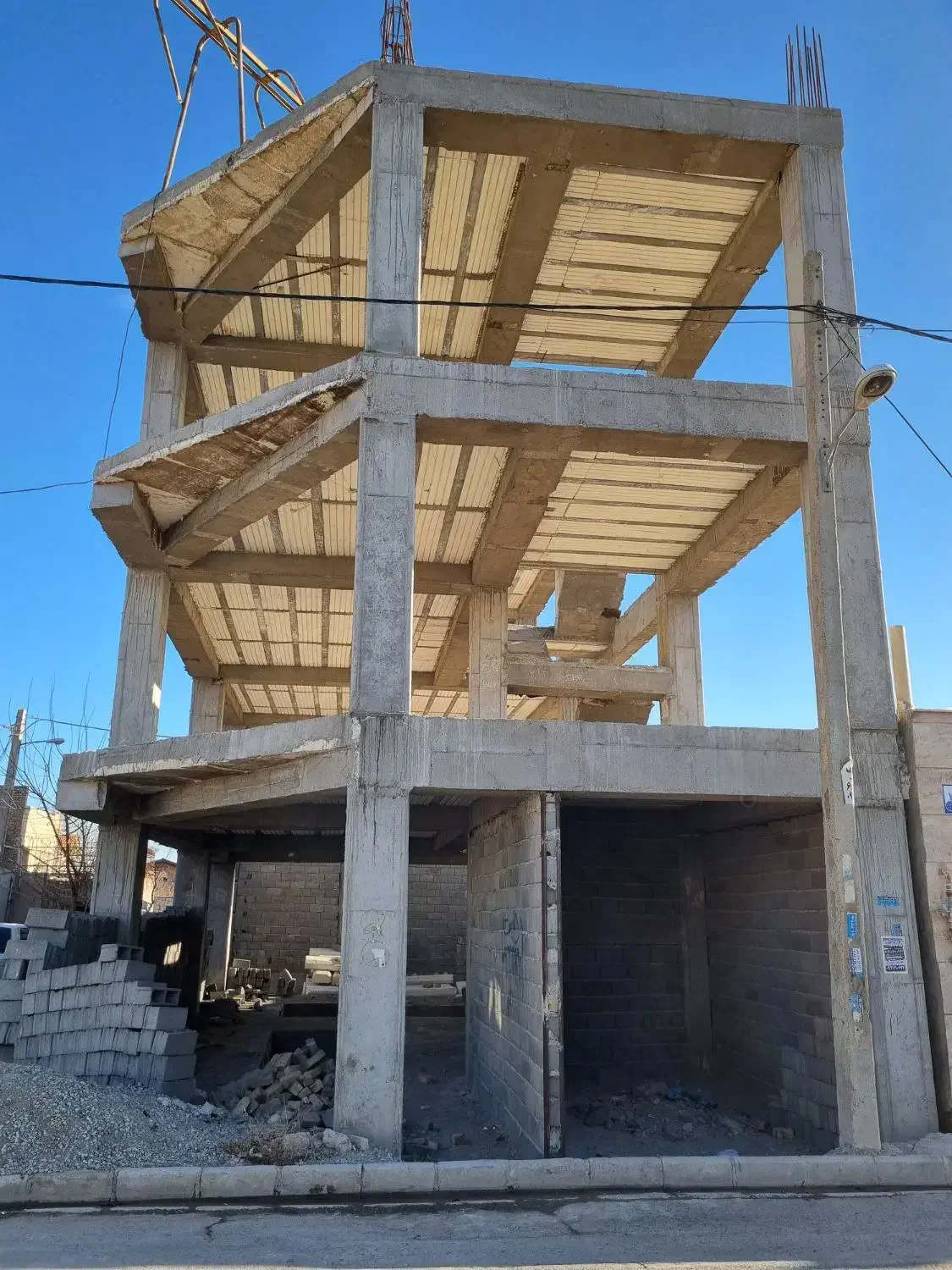 ساختمان آپارتمان نیمه کار۱۶۱متری